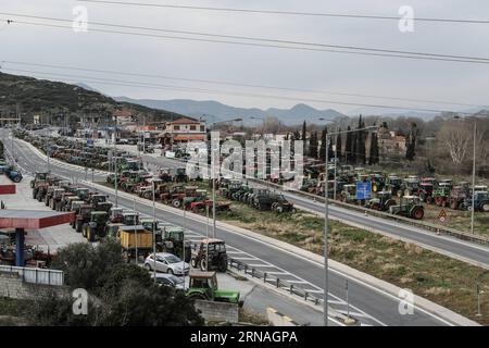 (160125) -- ATHEN, Januar 25 -- Tausende griechische Landwirte gehen am 24. Januar 2016 mit mehr als 15.000 Traktoren an 50 wichtigen nationalen Autobahnkreuzungen auf die Straßen Griechenlands und protestieren gegen die Reform des Rentensystems und die Steuerpläne der Regierung. Drohung, Zollstellen an den Grenzen zu Bulgarien und der Türkei zu schließen und Straßen durch Griechenland zu blockieren. ) GRIECHENLAND-ATHEN-BAUERNPROTEST LefterisxPartsalis PUBLICATIONxNOTxINxCHN 160125 Athen Jan 25 Tausende griechische Bauern gehen mit mehr als 15 000 Traktoren AUF die Straßen Griechenlands und liegen AUF 50 Key National Highwa Stockfoto