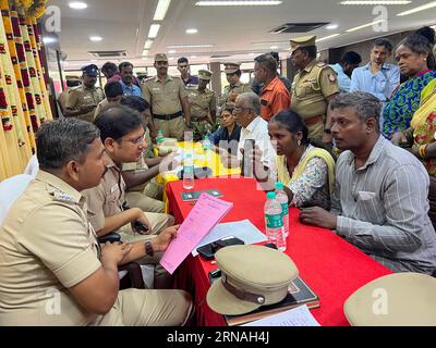 Chennai, Indien. September 2023. Die Polizei von Chennai, der Bezirk Theagaraya Nagar, organisierte ein ÖFFENTLICHES MEGA-LAGER für BESCHWERDEN in T.Nagar. Stellvertretender Polizeikommissar Ankit Jain. IPS und der stellvertretende Polizeichef Bharathi Rajan TPS nahmen persönlich an allen Beschwerdeführern Teil, um ihre Probleme frühestens zu lösen. Quelle: Seshadri SUKUMAR/Alamy Live News Stockfoto