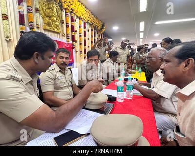 Chennai, Indien. September 2023. Die Polizei von Chennai, der Bezirk Theagaraya Nagar, organisierte ein ÖFFENTLICHES MEGA-LAGER für BESCHWERDEN in T.Nagar. Stellvertretender Polizeikommissar Ankit Jain. IPS und der stellvertretende Polizeichef Bharathi Rajan TPS nahmen persönlich an allen Beschwerdeführern Teil, um ihre Probleme frühestens zu lösen. Quelle: Seshadri SUKUMAR/Alamy Live News Stockfoto