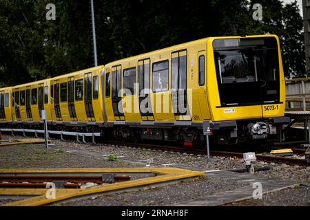 Berlin, Deutschland. 30. August 2023. Auf dem Gelände des Bahnhofs Friedrichsfelde der Berliner Verkehrsbetriebe (BVG) steht eine U-Bahn-Station. Quelle: Fabian Sommer/dpa/Alamy Live News Stockfoto