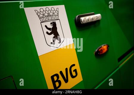 Berlin, Deutschland. 30. August 2023. Ein BVG-Bus steht in der Werkstatt des Lichtenberger Betriebes der Berliner Verkehrsbetriebe (BVG). Quelle: Fabian Sommer/dpa/Alamy Live News Stockfoto