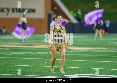 Winston-Salem, NC, USA. August 2023 31. Mitglieder der Band von Wake Forest treten zur Halbzeit in ihrem Match gegen Elon auf. (Bild: © Josh Brown/ZUMA Press Wire) NUR REDAKTIONELLE VERWENDUNG! Nicht für kommerzielle ZWECKE! Stockfoto