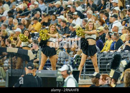 Winston-Salem, NC, USA. August 2023 31. Wake Forest Cheerleader führen eine Routine in ihrem Spiel gegen Elon durch. (Bild: © Josh Brown/ZUMA Press Wire) NUR REDAKTIONELLE VERWENDUNG! Nicht für kommerzielle ZWECKE! Stockfoto