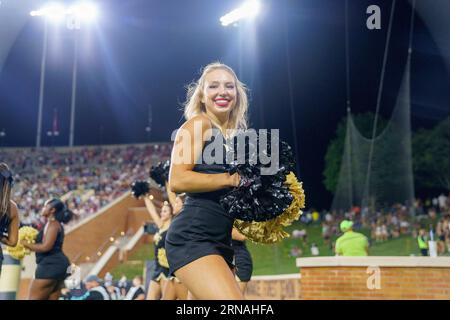 Winston-Salem, NC, USA. August 2023 31. Wake Forest Cheerleader führen eine Routine in ihrem Spiel gegen Elon durch. (Bild: © Josh Brown/ZUMA Press Wire) NUR REDAKTIONELLE VERWENDUNG! Nicht für kommerzielle ZWECKE! Stockfoto