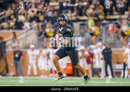 Winston-Salem, NC, USA. August 2023 31. Wake Forest Quarterback MITCH GRIFFIS (12) scannt das Feld während ihres Sieges gegen Elon. (Bild: © Josh Brown/ZUMA Press Wire) NUR REDAKTIONELLE VERWENDUNG! Nicht für kommerzielle ZWECKE! Stockfoto