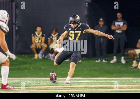 Winston-Salem, NC, USA. August 2023 31. Wake Forest-Kicker CALEB CARLSON startet im Spiel gegen Elon. (Bild: © Josh Brown/ZUMA Press Wire) NUR REDAKTIONELLE VERWENDUNG! Nicht für kommerzielle ZWECKE! Stockfoto