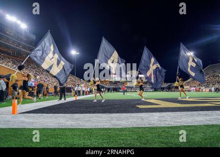 Winston-Salem, NC, USA. August 2023 31. Wake Forest Cheerleader führen eine Routine in ihrem Spiel gegen Elon durch. (Bild: © Josh Brown/ZUMA Press Wire) NUR REDAKTIONELLE VERWENDUNG! Nicht für kommerzielle ZWECKE! Stockfoto