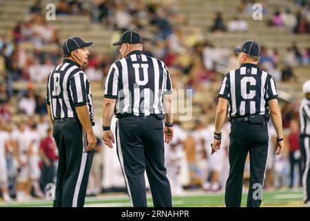 Winston-Salem, NC, USA. August 2023 31. Die Schiedsrichter unterhalten sich während des Spiels von Wake Forest gegen Elon. (Bild: © Josh Brown/ZUMA Press Wire) NUR REDAKTIONELLE VERWENDUNG! Nicht für kommerzielle ZWECKE! Stockfoto