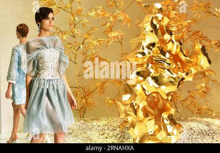 Models präsentieren Kreationen des chinesischen Designers Guo Pei während der Frühjahr/Sommer-Kollektion 2016 in Paris, Frankreich, am 27. Januar 2016. ) (Dxy) FRANCE-PARIS-FASHION WEEK-GUO PEI LixGenxing PUBLICATIONxNOTxINxCHN Models präsentieren Kreationen der chinesischen Designer Guo Pei während der Frühjahr Sommer Haute Couture Kollektion 2016 in Paris Frankreich AM 27 2016. Januar dxy France Paris Fashion Week Guo Pei LixGenxing PUBLICATIONxNOTxINxCHN Stockfoto