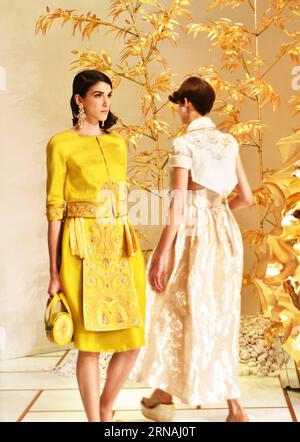 Models präsentieren Kreationen des chinesischen Designers Guo Pei während der Frühjahr/Sommer-Kollektion 2016 in Paris, Frankreich, am 27. Januar 2016. ) (Dxy) FRANCE-PARIS-FASHION WEEK-GUO PEI LixGenxing PUBLICATIONxNOTxINxCHN Models präsentieren Kreationen der chinesischen Designer Guo Pei während der Frühjahr Sommer Haute Couture Kollektion 2016 in Paris Frankreich AM 27 2016. Januar dxy France Paris Fashion Week Guo Pei LixGenxing PUBLICATIONxNOTxINxCHN Stockfoto