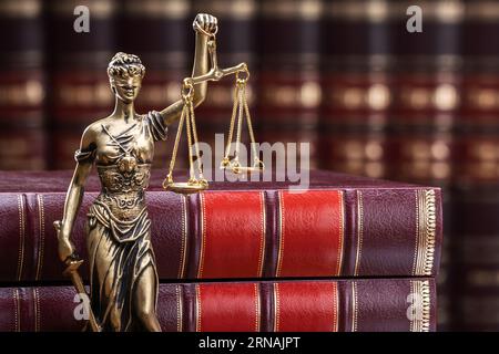 Golden Lady Justice In Der Nähe Von Wooden Gavel Über Law Book Stockfoto