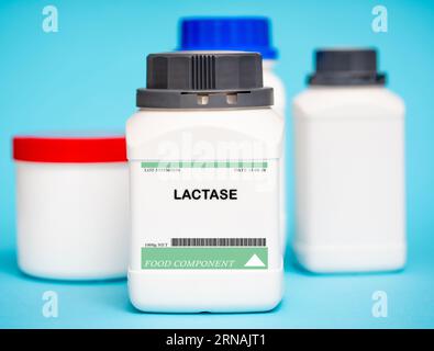 Lactase ist ein Enzym, das bei der Herstellung von laktosefreien Milchprodukten und in einigen Nahrungsergänzungsmitteln zum Abbau von Laktose verwendet wird. Es wird in der Regel verwendet Stockfoto