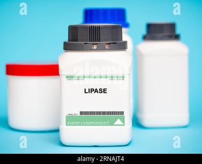 Lipase ist ein Enzym, das bei der Herstellung von Käse und anderen Milchprodukten zum Abbau von Fetten verwendet wird. Es wird in der Regel in flüssiger oder pulverförmiger Form verwendet. Stockfoto