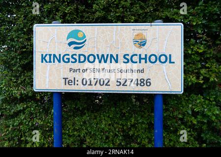 Kingsdown School, Westcliff on Sea, Essex, Großbritannien. September 2023. Eine Sonderschule im Southend Borough wurde vom Department for Education beauftragt, das Hauptgebäude mit sofortiger Wirkung zu schließen, nachdem Bedenken wegen des armierten autoklavierten Porenbetons geäußert wurden. In der Sommerpause wurde dem DFE bewusst, dass RAAC ohne Vorwarnung versagen kann, so dass Gebäude, die RAAC enthalten, jetzt außer Betrieb genommen werden müssen, bis Abhilfemaßnahmen getroffen wurden, um die Gebäude sicher zu machen. Die Kingsdown School wird von Kindern mit schweren Lernschwierigkeiten und körperlichen Schwierigkeiten besucht Stockfoto