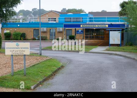 Kingsdown School, Westcliff on Sea, Essex, Großbritannien. September 2023. Eine Sonderschule im Southend Borough wurde vom Department for Education beauftragt, das Hauptgebäude mit sofortiger Wirkung zu schließen, nachdem Bedenken wegen des armierten autoklavierten Porenbetons geäußert wurden. In der Sommerpause wurde dem DFE bewusst, dass RAAC ohne Vorwarnung versagen kann, so dass Gebäude, die RAAC enthalten, jetzt außer Betrieb genommen werden müssen, bis Abhilfemaßnahmen getroffen wurden, um die Gebäude sicher zu machen. Die Kingsdown School wird von Kindern mit schweren Lernschwierigkeiten und körperlichen Schwierigkeiten besucht Stockfoto