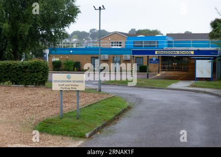 Kingsdown School, Westcliff on Sea, Essex, Großbritannien. September 2023. Eine Sonderschule im Southend Borough wurde vom Department for Education beauftragt, das Hauptgebäude mit sofortiger Wirkung zu schließen, nachdem Bedenken wegen des armierten autoklavierten Porenbetons geäußert wurden. In der Sommerpause wurde dem DFE bewusst, dass RAAC ohne Vorwarnung versagen kann, so dass Gebäude, die RAAC enthalten, jetzt außer Betrieb genommen werden müssen, bis Abhilfemaßnahmen getroffen wurden, um die Gebäude sicher zu machen. Die Kingsdown School wird von Kindern mit schweren Lernschwierigkeiten und körperlichen Schwierigkeiten besucht Stockfoto