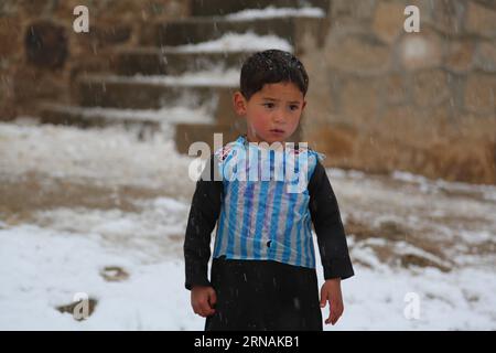 (160131) -- GHAZNI, 29. Januar 2016 -- der afghanische Kid Murtaza Ahmadi trägt im Bezirk Jaghori in der östlichen Provinz Ghazni, Afghanistan, 29. Januar 2016 eine Plastiktasche statt eines Sporthemdes. Der afghanische Junge ist auf der ganzen Welt berühmt geworden, nachdem sein Vater ihm kein Sporthemd gefunden hat, das dem Trikot des Fußballstars Lionel Messi ähnelt. aber er hatte ihm geholfen, eine ähnliche farbige Plastiktüte in einem abgelegenen Dorf in der Provinz, etwa 125 Kilometer südlich der afghanischen Hauptstadt, zu tragen. ) (SP)AFGHANISTAN-GHAZNI-SPORTS RahmatxAlizadah PUBLICATIONxNOTxINxCHN Ghazni Jan 29 2016 afghanisches Kind Murtaza Ahmadi trägt ein P Stockfoto