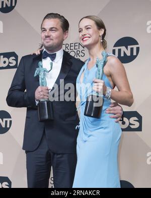 (160131) -- LOS ANGELES, 31. Januar 2016 -- Schauspieler Leonardo DiCaprio (L) und Schauspielerin Brie Larson posieren für Fotos beim 22. Screen Actors Guild Award im Shrine Auditorium in Los Angeles, USA, am 30. Januar 2016. ) U.S.-LOS ANGELES-22. FILMSCHAUSPIELER-GILDENPREISE? YangxLei PUBLICATIONxNOTxINxCHN Los Angeles Jan 31 2016 Schauspieler Leonardo DiCaprio l und Schauspielerin Brie Larson posieren für Fotos BEI den 22nd Screen Actors Guild Awards IM Shrine Auditorium in Los Angeles The United States AM 30 2016. Januar USA 22nd Screen Actors Guild Awards YangxLei PUBLICATIONxNOTxINxCHN Stockfoto