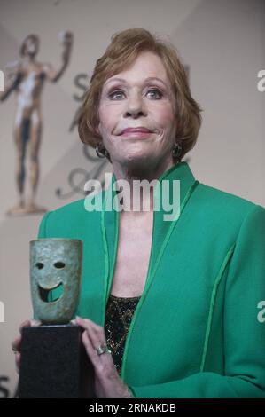 (160131) -- LOS ANGELES, 31. Januar 2016 -- Honoree Carol Burnett nimmt den Life Achievement Award auf der Bühne während der 22. Screen Actors Guild Awards im Shrine Auditorium in Los Angeles, USA, am 30. Januar 2016 entgegen. ) U.S.-LOS ANGELES-22. FILMSCHAUSPIELER-GILDENPREISE? YangxLei PUBLICATIONxNOTxINxCHN Los Angeles Jan 31 2016 Carol Burnett nimmt den Life Achievement Award auf der Bühne während der 22nd Screen Actors Guild Awards IM Shrine Auditorium in Los Angeles, USA, AM 30 2016. Januar an Stockfoto