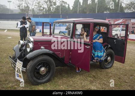 (160131) -- KOLKATA, 31. Januar 2016 -- indische Teilnehmer sitzen in einem Austin-Auto während der Statesman Vintage Car Rally in Kolkata, der Hauptstadt des ostindischen Bundesstaates West Bengalen, 31. Januar 2016. Mehr als 190 Oldtimer und Zweiräder nahmen an dieser Oldtimer- und Oldtimer-Rallye am Sonntag Teil. ) INDIEN-KOLKATA-GESELLSCHAFT-OLDTIMER-RALLYE TumpaxMondal PUBLICATIONxNOTxINxCHN Kolkata Jan 31 2016 Indische Teilnehmer sitzen im Inneren von Austin Car während der Statesman Oldtimer-Rallye in Kolkata Hauptstadt des östlichen indischen Bundesstaates WESTBENGALEN Januar 31 2016 nahmen mehr als 190 Oldtimer und zwei Wheeler Teil Stockfoto