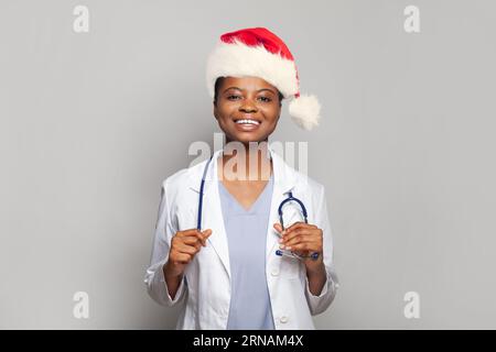 Lächelnder junger Arzt in Weihnachtshut, Weihnachtsporträt Stockfoto