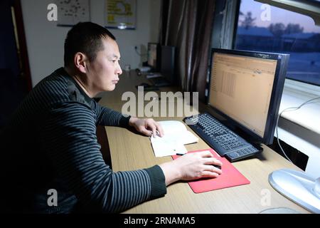 (160201) -- BEIJICUN Meteorologischer Beobachter Guo Dayong ist im Büro in der Stadt Beijicun, oder North Pole Village, in der nordöstlichen chinesischen Provinz Heilongjiang, am 31. Januar 2016 im Einsatz. Beijicun, eine kleine Stadt in Chinas nördlichstem Bezirk Mohe, ist einer der kältesten Orte des Landes. Die niedrigste Temperatur, die jemals aufgezeichnet wurde, betrug minus 52,3 Grad Celsius. Nur noch vier Personen arbeiten an der Beijicun National Meteorological Observation Station. ) (wyo) CHINA-HEILONGJIANG-BEIJICUN-METEOROLOGISCHER BEOBACHTER (CN) WangxKai PUBLICATIONxNOTxINxCHN Meteorologischer Beobachter Guo Dayong BEFINDET SICH AUF du Stockfoto