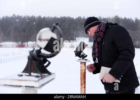 (160201) -- BEIJICUN meteorologischer Beobachter Guo Dayong überprüft am 31. Januar 2016 eine Beobachtungseinrichtung in der Stadt Beijicun oder dem Nordpoldorf in der nordöstlichen chinesischen Provinz Heilongjiang. Beijicun, eine kleine Stadt in Chinas nördlichstem Bezirk Mohe, ist einer der kältesten Orte des Landes. Die niedrigste Temperatur, die jemals aufgezeichnet wurde, betrug minus 52,3 Grad Celsius. Nur noch vier Personen arbeiten an der Beijicun National Meteorological Observation Station. ) (wyo) CHINA-HEILONGJIANG-BEIJICUN-METEOROLOGISCHER BEOBACHTER (CN) WangxKai PUBLICATIONxNOTxINxCHN Meteorologischer Beobachter Guo Dayong CH Stockfoto