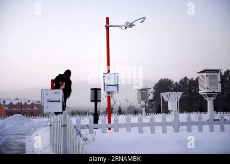 (160201) -- BEIJICUN meteorologischer Beobachter Guo Dayong überprüft am 31. Januar 2016 eine Beobachtungseinrichtung in der Stadt Beijicun oder dem Nordpoldorf in der nordöstlichen chinesischen Provinz Heilongjiang. Beijicun, eine kleine Stadt in Chinas nördlichstem Bezirk Mohe, ist einer der kältesten Orte des Landes. Die niedrigste Temperatur, die jemals aufgezeichnet wurde, betrug minus 52,3 Grad Celsius. Nur noch vier Personen arbeiten an der Beijicun National Meteorological Observation Station. ) (wyo) CHINA-HEILONGJIANG-BEIJICUN-METEOROLOGISCHER BEOBACHTER (CN) WangxKai PUBLICATIONxNOTxINxCHN Meteorologischer Beobachter Guo Dayong CH Stockfoto