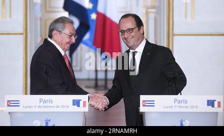 (160201) -- PARIS, 1. Februar 2016 -- der französische Präsident Francois Hollande (R) schüttelt mit seinem kubanischen Amtskollegen Raul Castro während einer gemeinsamen Pressekonferenz nach ihrem Treffen im Elysee-Palast in Paris, Frankreich, am 1. Februar 2016 die Hände. Der kubanische Präsident Raul Castro besuchte Frankreich am Montag als ersten kubanischen Staatspräsidenten seit zwei Jahrzehnten, um die bilateralen Beziehungen zu stärken, die Handelsbeziehungen auszubauen und die Schuldenerleichterung zu erörtern. ) FRANCE-PARIS-POLITICS-CUBA-VISIT TheoxDuval PUBLICATIONxNOTxINxCHN Paris 1. Februar 2016 französischer Präsident Francois Hollande r schüttelt mit seinem kubanischen Pa die Hand Stockfoto