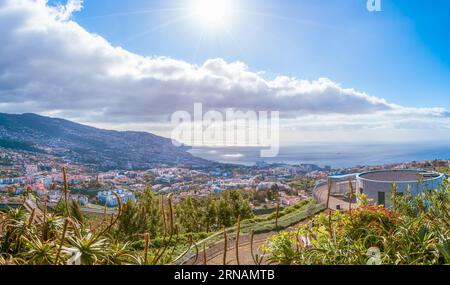 Landschaft mit Funchal, Blick vom Aussichtspunkt Pico dos Barcelos, Insel Madeira, Portugal Stockfoto