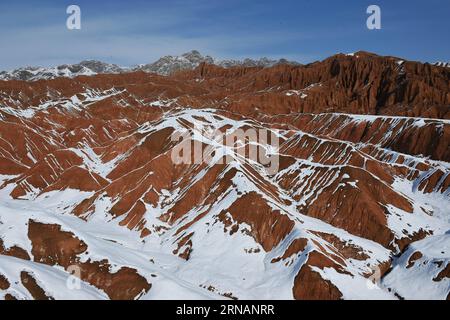 (160203) -- TURPAN, 2. Februar 2016 -- Foto aufgenommen am 2. Februar 2016 zeigt den schneebedeckten Huoyan (Flaming) Berg in Turpan, Nordwestchinas Autonome Region Xinjiang Uygur. ) (wyo) CHINA-XINJIANG-HUOYAN MOUNTAIN-SNOW VIEW (CN) LiuxJian PUBLICATIONxNOTxINxCHN Turpan Feb 2 2016 Foto aufgenommen AM 2. Februar 2016 zeigt den mit Schnee bedeckten Flaming Mountain in Turpan Nordwest China S Xinjiang Uygur Autonome Region wyo China Xinjiang Mountain Snow View CN PUBLICATINxCHN Stockfoto