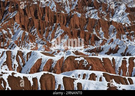 (160203) -- TURPAN, 2. Februar 2016 -- Foto aufgenommen am 2. Februar 2016 zeigt den schneebedeckten Huoyan (Flaming) Berg in Turpan, Nordwestchinas Autonome Region Xinjiang Uygur. ) (wyo) CHINA-XINJIANG-HUOYAN MOUNTAIN-SNOW VIEW (CN) LiuxJian PUBLICATIONxNOTxINxCHN Turpan Feb 2 2016 Foto aufgenommen AM 2. Februar 2016 zeigt den mit Schnee bedeckten Flaming Mountain in Turpan Nordwest China S Xinjiang Uygur Autonome Region wyo China Xinjiang Mountain Snow View CN PUBLICATINxCHN Stockfoto