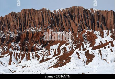 (160203) -- TURPAN, 2. Februar 2016 -- Foto aufgenommen am 2. Februar 2016 zeigt den schneebedeckten Huoyan (Flaming) Berg in Turpan, Nordwestchinas Autonome Region Xinjiang Uygur. ) (wyo) CHINA-XINJIANG-HUOYAN MOUNTAIN-SNOW VIEW (CN) LiuxJian PUBLICATIONxNOTxINxCHN Turpan Feb 2 2016 Foto aufgenommen AM 2. Februar 2016 zeigt den mit Schnee bedeckten Flaming Mountain in Turpan Nordwest China S Xinjiang Uygur Autonome Region wyo China Xinjiang Mountain Snow View CN PUBLICATINxCHN Stockfoto