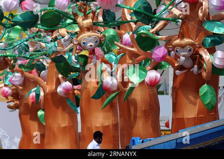 (160203) -- SINGAPUR, 3. Februar 2016 -- Ein Arbeiter bringt die Affenlaternen in der Seating Gallery of the Float in der Marina Bay in Singapur, 3. Februar 2016, in den letzten Schliff. Singapur trifft am Mittwoch die letzten Vorbereitungen für das bevorstehende Mondneujahr des Affen. )(azp) SINGAPUR-MARINA BAY-JAHR DER AFFENVORBEREITUNG ThenxChihxWey PUBLICATIONxNOTxINxCHN Singapur 3. Februar 2016 ein Mitarbeiter bringt die Monkey Laternen IN der Sitzgalerie des Schwimmers IN der Marina Bay in Singapur zum 3. Februar 2016 Singapur trifft die letzten Vorbereitungen AM Mittwoch für das bevorstehende Mondneujahr des Monkey EGP Stockfoto