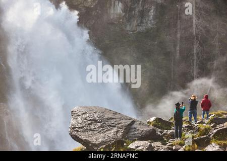 Krimmler Wasserfälle und Wald im Höhen Tauern Natinal Park. Österreich Stockfoto