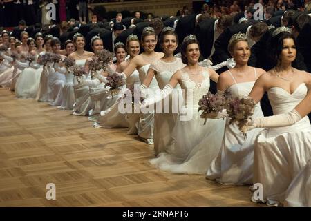 Bilder des Tages Debütanten eröffnen Wiener Opernball WIEN, 4. Februar 2016 -- Debütanten besuchen den Opernball am Staatsoper Wien, 4. Februar 2016. Der 60. Wiener Opernball fand am Donnerstagabend unter strenger Sicherheitskontrolle statt, wobei bis zu 300 Polizisten in und um die Wiener Staatsoper im Stadtzentrum stationiert waren. ÖSTERREICH-WIEN-OPERNBALL QianxYi PUBLICATIONxNOTxINxCHN Images der Tag Debütanten eröffnen Wiener Opernball Wien 4. Februar 2016 Debütanten besuchen den Opernball AN der Staatsoper Wien 4. Februar 2016 der 60. Wiener Opernball Was Held Stockfoto