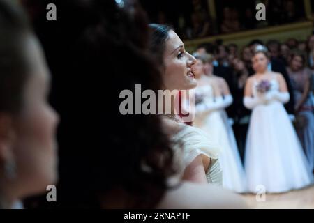 Debütanten eröffnen Wiener Opernball WIEN, 4. Februar 2016 -- Eine Tänzerin spielt Ballett während des Opernballs an der Staatsoper Wien, 4. Februar 2016. Der 60. Wiener Opernball fand am Donnerstagabend unter strenger Sicherheitskontrolle statt, wobei bis zu 300 Polizisten in und um die Wiener Staatsoper im Stadtzentrum stationiert waren. ÖSTERREICH-WIEN-OPERNBALL QianxYi PUBLICATIONxNOTxINxCHN Debütanten eröffnen Wiener Opernball Wien 4. Februar 2016 eine Tänzerin spielt Ballett während des Opernballs AN der Staatsoper Wien 4. Februar 2016 der 60. Wiener Opernball Was Held U Stockfoto