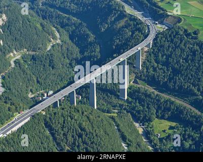 LUFTAUFNAHME. Die Autobahn A13 Brenner an der Europabrücke. Schönberg im Stubaital, Tirol, Österreich. Stockfoto