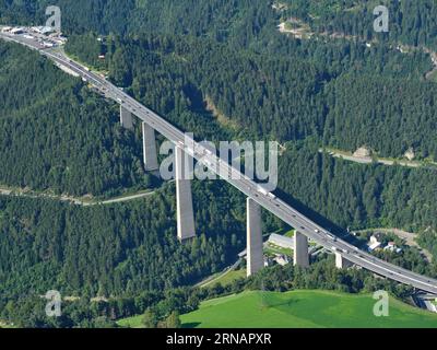 LUFTAUFNAHME. Die Autobahn A13 Brenner an der Europabrücke. Schönberg im Stubaital, Tirol, Österreich. Stockfoto