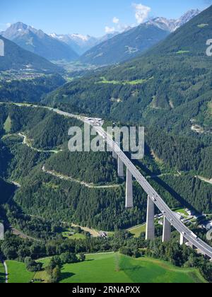 LUFTAUFNAHME. Die Autobahn A13 Brenner an der Europabrücke mit dem malerischen Stubaital. Schönberg im Stubaital, Tirol, Österreich. Stockfoto