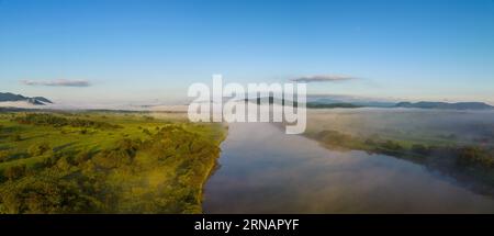 Nebel und Nebel am Morgen über dem Fluss durch die grüne Landschaft des nördlichen Hokkaido Stockfoto
