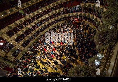 Debütanten eröffnen Wiener Opernball WIEN, 4. Februar 2016 -- Menschen tanzen beim Opernball an der Staatsoper Wien, 4. Februar 2016. Der 60. Wiener Opernball fand am Donnerstagabend unter strenger Sicherheitskontrolle statt, wobei bis zu 300 Polizisten in und um die Wiener Staatsoper im Stadtzentrum stationiert waren. ÖSTERREICH-WIEN-OPERNBALL QianxYi PUBLICATIONxNOTxINxCHN Debütanten eröffnen Wiener Opernball Wien 4. Februar 2016 Prominente Tanz während des Opernballs AN der Staatsoper Wien 4. Februar 2016 der 60. Wiener Opernball Was Held unter Tight Stockfoto