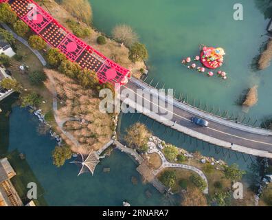 (160205) -- TONGXIANG, 5. Februar 2016 -- Eine riesige, affenähnliche Laterne wird in einem flusslauf in Wuzhen, der ostchinesischen Provinz Zhejiang, am 5. Februar 2016 gesehen. Ein lokales Laternenfest wurde hier vor dem Frühlingsfest oder dem chinesischen Mondneujahr abgehalten, um sich ein gutes Jahr des Glücks zu wünschen. ) (Cxy) CHINA-ZHEJIANG-LATERNE-SPRING FESTIVAL (CN) XuxYu PUBLICATIONxNOTxINxCHN Tong Xiang 5. Februar 2016 eine Riesenaffen aussehende Laterne IST Seen in einem Flusslauf in Wuzhen Ostchina S Zhejiang Provinz 5. Februar 2016 ein lokales Laternen-Festival Was Held hier vor dem Frühlingsfest oder den Chinesen Stockfoto