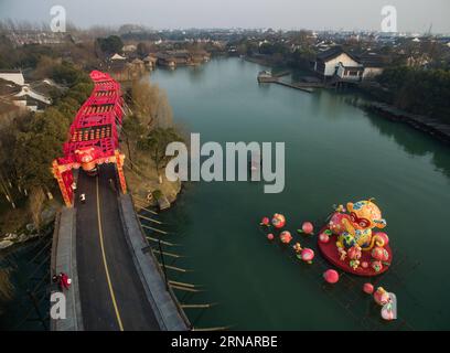 (160205) -- TONGXIANG, 5. Februar 2016 -- Eine riesige, affenähnliche Laterne wird in einem flusslauf in Wuzhen, der ostchinesischen Provinz Zhejiang, am 5. Februar 2016 gesehen. Ein lokales Laternenfest wurde hier vor dem Frühlingsfest oder dem chinesischen Mondneujahr abgehalten, um sich ein gutes Jahr des Glücks zu wünschen. ) (Cxy) CHINA-ZHEJIANG-LATERNE-SPRING FESTIVAL (CN) XuxYu PUBLICATIONxNOTxINxCHN Tong Xiang 5. Februar 2016 eine Riesenaffen aussehende Laterne IST Seen in einem Flusslauf in Wuzhen Ostchina S Zhejiang Provinz 5. Februar 2016 ein lokales Laternen-Festival Was Held hier vor dem Frühlingsfest oder den Chinesen Stockfoto