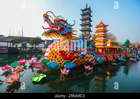 (160205) -- TONGXIANG, 5. Februar 2016 -- Eine riesige, drachenähnliche Laterne wird in einem flusslauf in Wuzhen, der ostchinesischen Provinz Zhejiang, am 5. Februar 2016 errichtet. Ein lokales Laternenfest wurde hier vor dem Frühlingsfest oder dem chinesischen Mondneujahr abgehalten, um sich ein gutes Jahr des Glücks zu wünschen. ) (Cxy) CHINA-ZHEJIANG-LATERNE-FRÜHLING FESTIVAL (CN) XuxYu PUBLICATIONxNOTxINxCHN Tong Xiang 5. Februar 2016 eine riesige Drachen aussehende Laterne WIRD in einem Flusslauf in Wuzhen Ostchina S Zhejiang Provinz 5. Februar 2016 ein lokales LATERNEN Festival was Held hier vor dem Frühlingsfest oder dem Chine Stockfoto