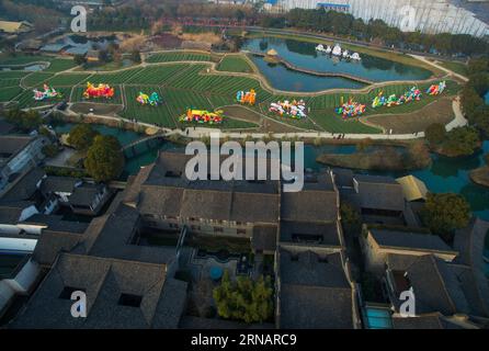 (160205) -- TONGXIANG, 5. Februar 2016 -- in Wuzhen, Ostchinas Provinz Zhejiang, 5. Februar 2016 werden Riesenlaternenprojekte eingerichtet. Ein lokales Laternenfest wurde hier vor dem Frühlingsfest oder dem chinesischen Mondneujahr abgehalten, um sich ein gutes Jahr des Glücks zu wünschen. ) (Cxy) CHINA-ZHEJIANG-LATERNEN-FRÜHLING FESTIVAL (CN) XuxYu PUBLICATIONxNOTxINxCHN Tong Xiang 5. Februar 2016 Giant Laternen Projekte werden in Wuzhen Ostchina S Zhejiang Provinz 5. Februar 2016 ein lokales Laternen Festival was Held hier vor dem Frühlingsfest oder dem chinesischen Mondneujahr als Tradition zu wünschen Stockfoto