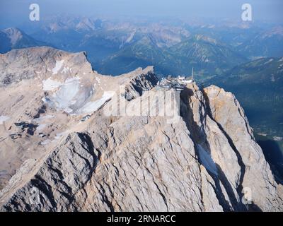 LUFTAUFNAHME. Gipfel der Zugspitze, 2962 Meter über dem Meeresspiegel, ist der höchste Berg Deutschlands. Garmisch-Partenkirchen, Bayern, Deutschland. Stockfoto