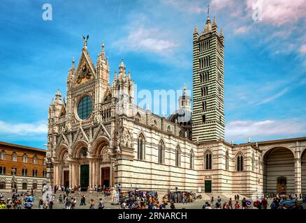 Siena, Italien - Mai 29 2018: Die Kathedrale. Die Kirche wurde zwischen 1215 und 1263 entworfen und fertiggestellt und der Mariä Himmelfahrt geweiht. Stockfoto