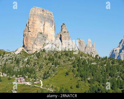 LUFTAUFNAHME. Die Felsformation von Cinque Torri (2361 m) mit Blick auf die Cinque Torri Hütte. Cortina d'Ampezzo, Provinz Belluno, Venetien, Italien. Stockfoto