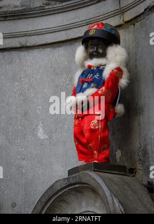 Das Foto vom 6. Februar 2016 zeigt die Wahrzeichen-Skulptur Manneken Pis in traditioneller chinesischer Tracht, um das chinesische Neujahr in Brüssel, der Hauptstadt Belgiens, zu feiern. ) BELGIEN-BRÜSSEL-CHINESISCHE NEUE YRAR-FEIERN ZhouxLei PUBLICATIONxNOTxINxCHN Foto aufgenommen AM 6. Februar 2016 zeigt die Wahrzeichen Skulptur Manneken Pis in traditioneller chinesischer Tracht gekleidet, um das chinesische Neujahrsfest in Brüssel Hauptstadt von Belgien Brüssel Chinesische neue Feiern ZhouxLei PUBLICATIONxNOTxINxCHN Stockfoto